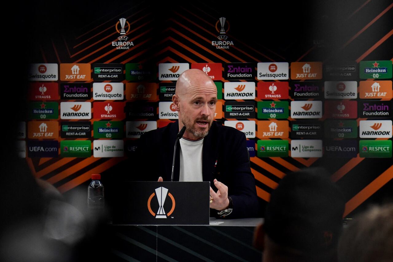 Erik ten Hag, técnico del Manchester United, confía en que podrá derrotar al Sevilla y avanzar a la Semifinal de la Europa League. Foto: AFP