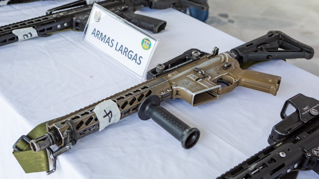 Los alzados en armas atacaron a los soldados que llegaron al sector de La Libertad, zona rural de Neiva, luego del llamado de la comunidad. Luego capturados a estos disidentes, incautando además armas y explosivos.