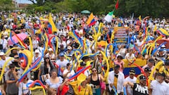 Ciudadanos esperan la llegada de Abelardo De La Espriella en el Parque de la Familia, Tuluá.