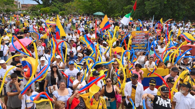 Ciudadanos esperan la llegada de Abelardo De La Espriella en el Parque de la Familia, Tuluá.