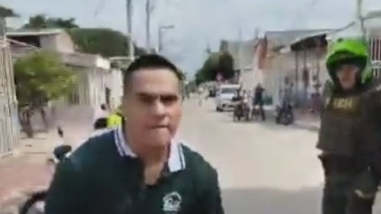 El hombre tenía las dos piedras en las manos