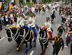 Este domingo 20 de julio, cientos de caleños llegaron hasta la tradicional Avenida Sexta, en el norte de Cali, para acompañar el desfile militar y policial con el que se conmemoraron los 215 años de la Independencia de Colombia, El desfile comenzó en la Plazoleta Jairo Varela y terminó en el CAI de Chipichape, en el norte de la ciudad y se convirtió en un acto lleno de civismo, orgullo patrio y reconocimiento a la labor de la Fuerza Pública. Fotos Raúl Palacios / El País.