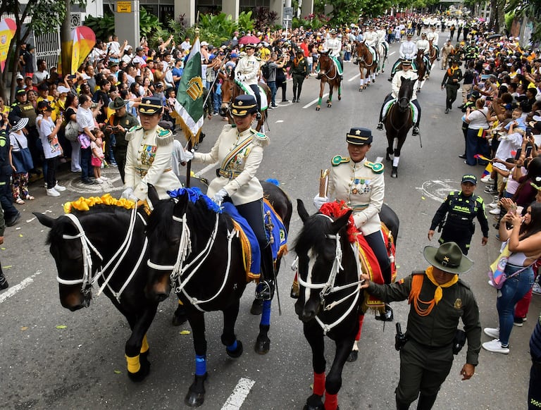 Este domingo 20 de julio, cientos de caleños llegaron hasta la tradicional Avenida Sexta, en el norte de Cali, para acompañar el desfile militar y policial con el que se conmemoraron los 215 años de la Independencia de Colombia, El desfile comenzó en la Plazoleta Jairo Varela y terminó en el CAI de Chipichape, en el norte de la ciudad y se convirtió en un acto lleno de civismo, orgullo patrio y reconocimiento a la labor de la Fuerza Pública. Fotos Raúl Palacios / El País.