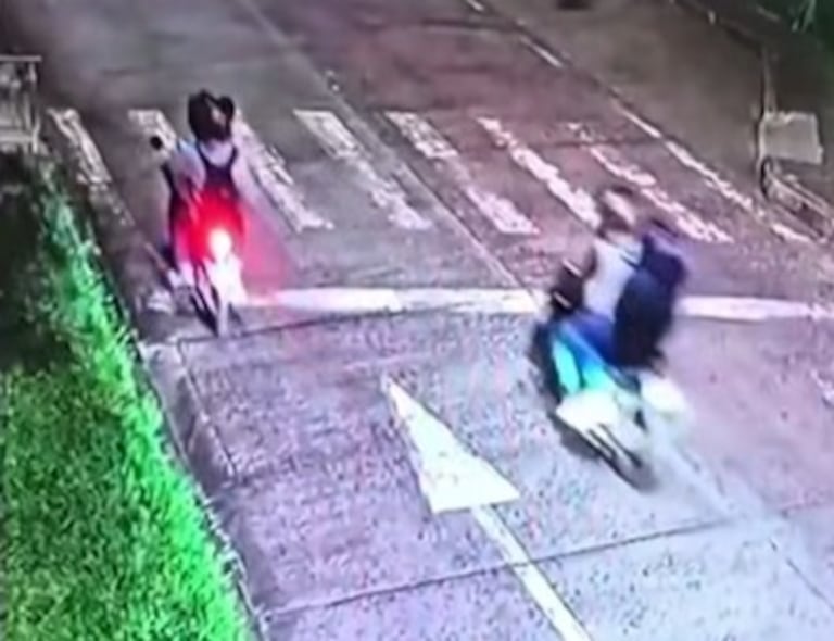 El joven, que trabajaba como mototaxista, fue interceptado por dos hombres en moto que le dispararon mientras transportaba a un pasajero, cuyo estado aún se desconoce.