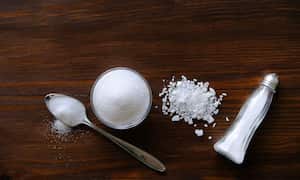 Sal marina y sal de mesa.