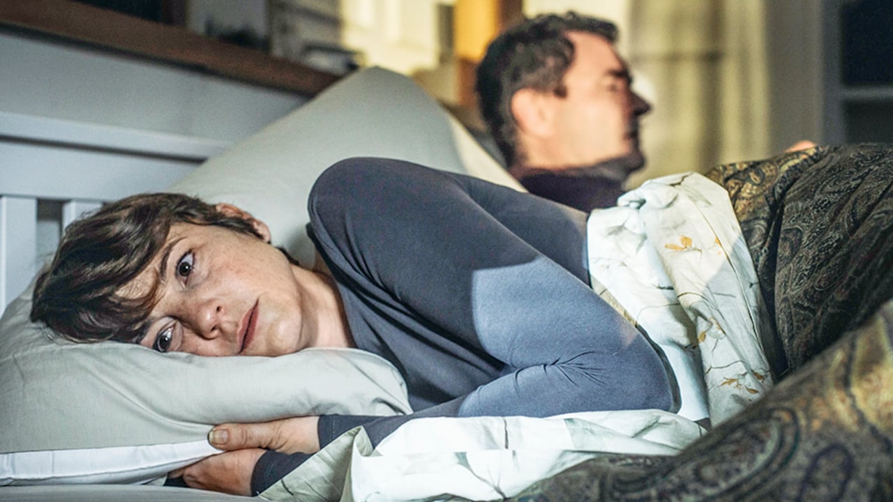 Lucía (Leonor Watling) es un personaje con procesos mentales complejos. Los humanos tienen lagunas de memoria, pero ella les encuentra una explicación paranormal a las incongruencias que vive.