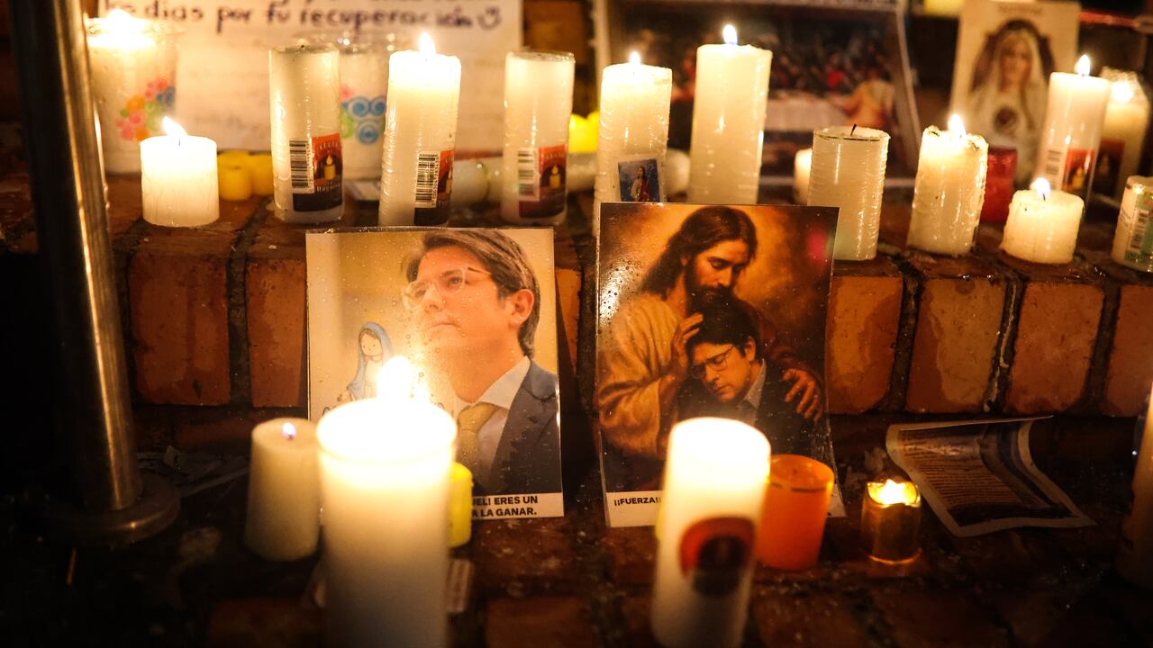SANTO ROSARIO POR LA SALUD DE MIGUEL URIBE TURBAY, EN LA FUNDACIÓN SANTA FE.
FUNDACIÓN SOLIDARIDAD POR COLOMBIA.