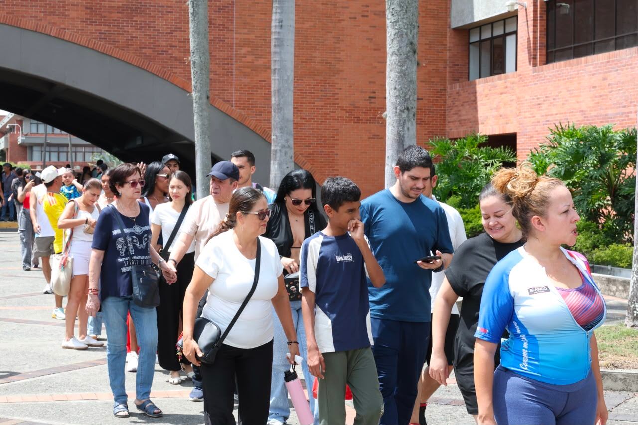 Masiva asistenia en el puesto de votación en la Universidad Autónoma de Occidente (vía Jamundí-Cali)