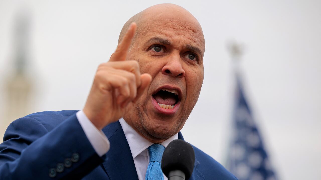 Para mantener el turno de palabra el senador Cory Booker ni siquiera puede ir al baño.