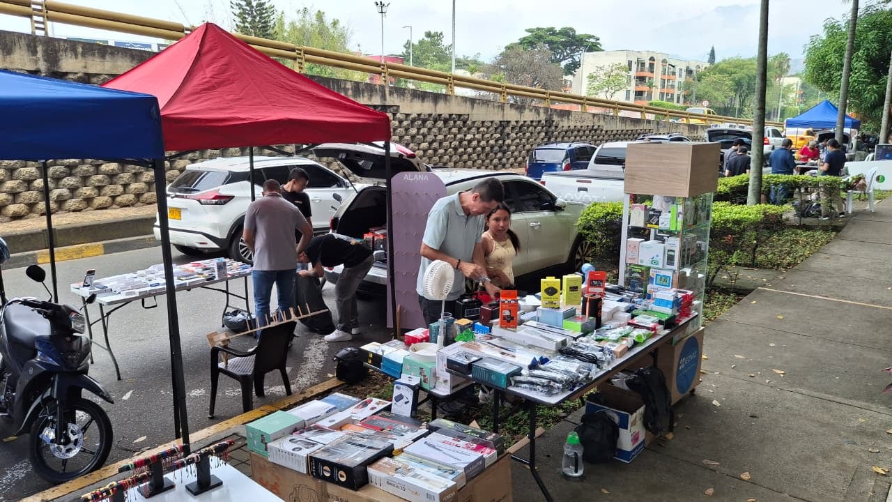 En la zona, hay una hilera de vendedores de diferentes productos y servicios que usualmente se encuentran en el centro comercial.