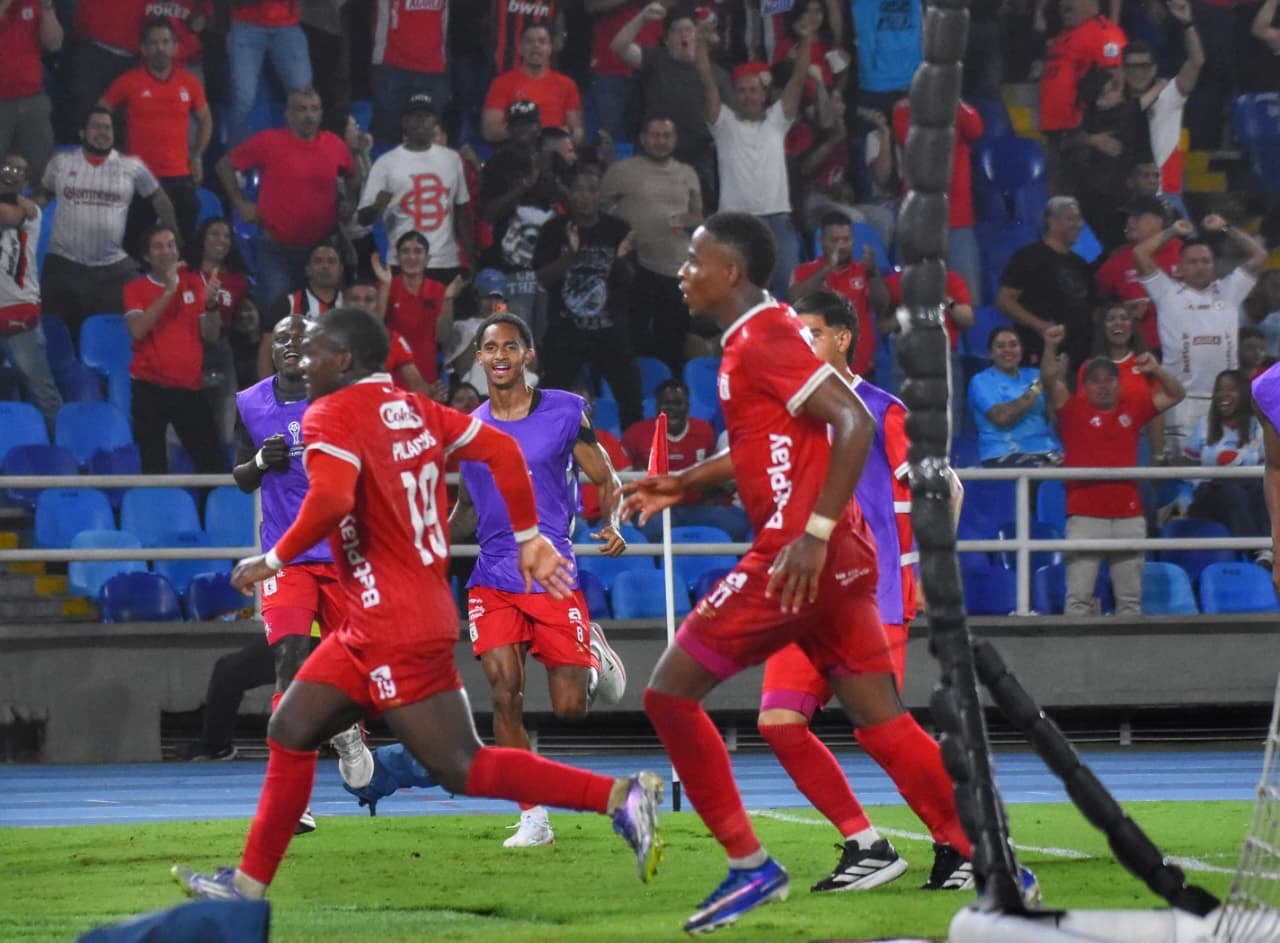 Momento del compromiso entre América de Cali y Atlético Bucaramanga por los playoffs de la Copa Sudamericana 2026.