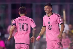 FORT LAUDERDALE, FLORIDA - MAY 04: Lionel Messi #10 of Inter Miami CF celebrates with Luis Suarez #9 after scoring a goal in the 50th minute against the New York Red Bulls during the second half in the game at DRV PNK Stadium on May 04, 2024 in Fort Lauderdale, Florida. Megan Briggs/Getty Images/AFP (Photo by Megan Briggs / GETTY IMAGES NORTH AMERICA / Getty Images via AFP)