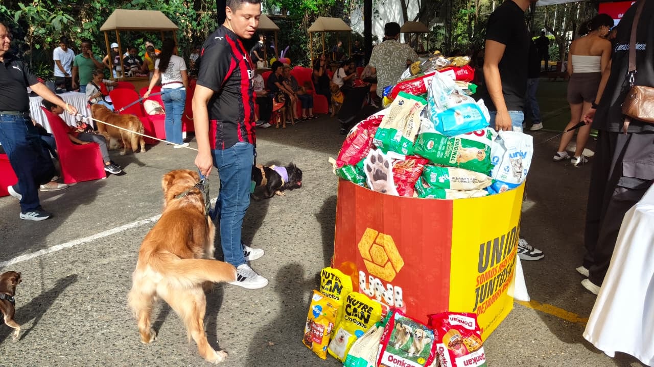 Los asistentes también se sumaron a la iniciativa solidaria de Unimascotas con donaciones de alimento para apoyar a otros perros y gatos que necesitan ayuda.