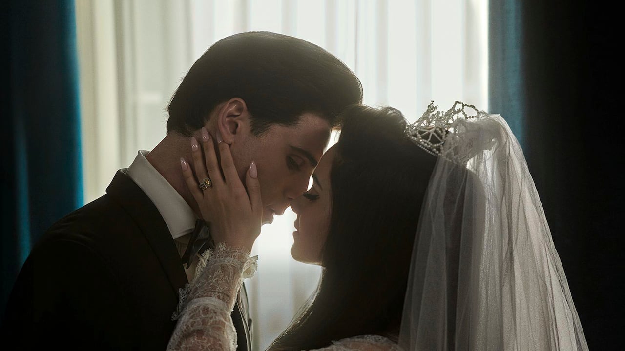 En esta imagen proporcionada por A24 Jacob Elordi como Elvis, izquierda, y Cailee Spaeny como Priscilla, en una escena de "Priscilla". (Philippe Le Sourd/A24 vía AP)