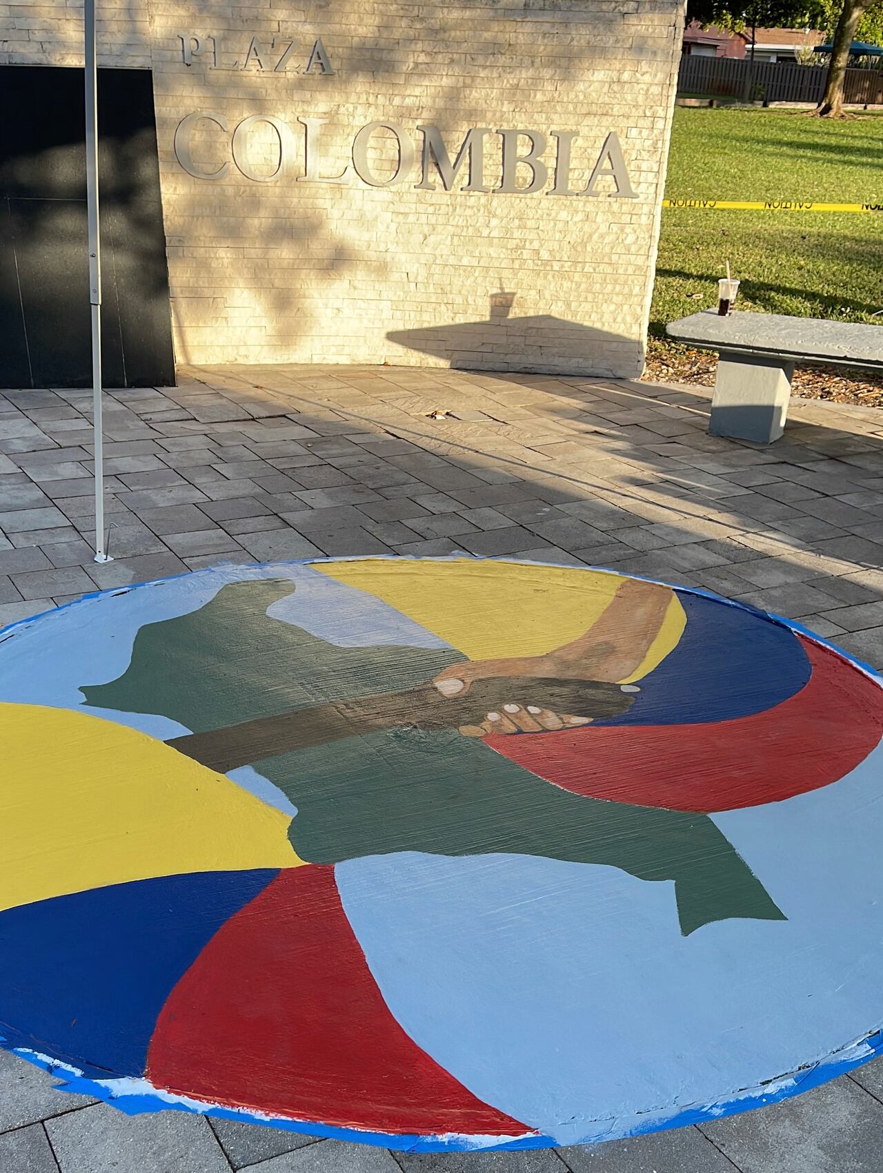 Mural sobre la diáspora colombiana en el exterior, realizado por el fallecido artista Valencia Quintero.