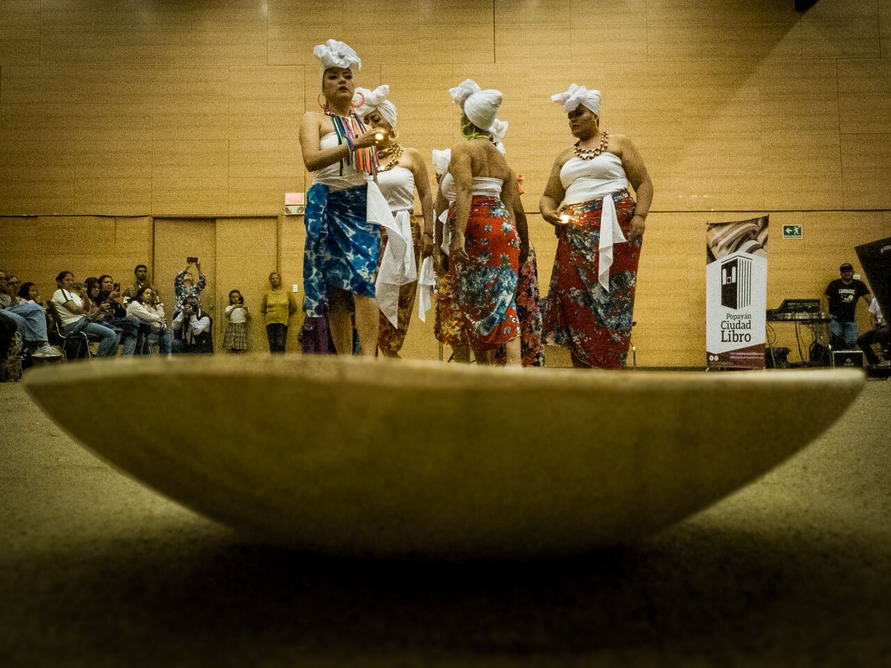 La entrada al evento es gratuita y abierta al público, pero algunas actividades pueden requerir inscripción previa debido a la capacidad limitada. Se recomienda a los interesados seguir las redes sociales oficiales de Popayán Ciudad Libro para obtener actualizaciones y detalles de inscripció