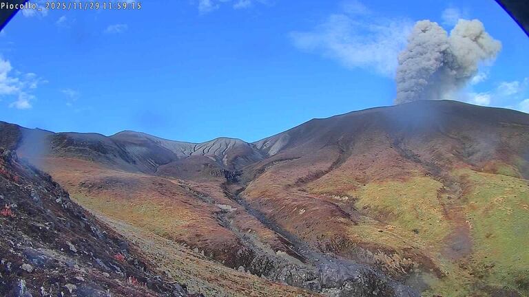 “Entre estos eventos se destaca el de las 04:06 a. m. del 30 de noviembre, correspondiente a una señal de tremor volcánico continuo (sismos por movimiento de fluidos internos) y a una emisión significativa de gases y ceniza, con altura de columna que supera los 500 metros sobre la cima del volcán Puracé”, detalló la UNGRD.