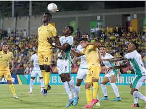 Emerson Córdoba (21) del Bucaramanga disputa un balón añereo con el volante del Cali Fabri Castro, en juego de la fecha ocho de la Liga betplay II-2023.