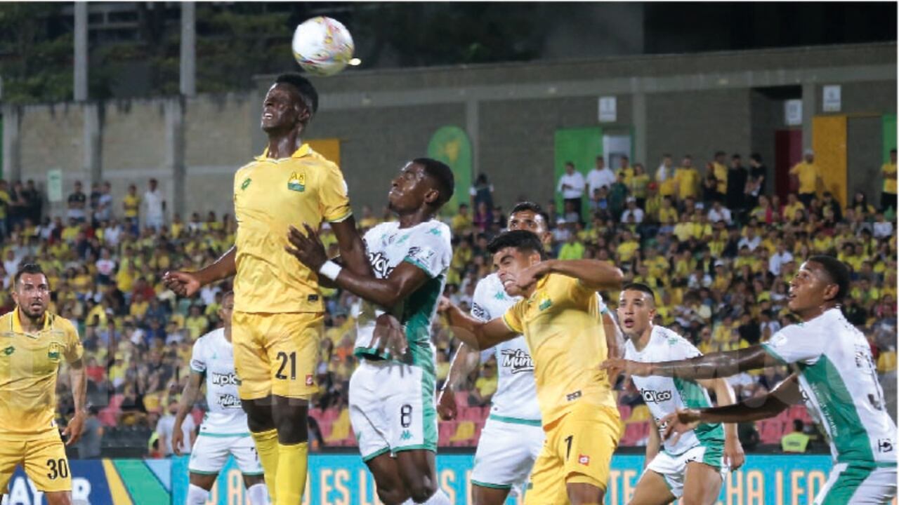 Acción de tiro de esquina en juego de la fecha ocho de la Liga betplay II-2023, entre el Bucaramanga y el Cali.