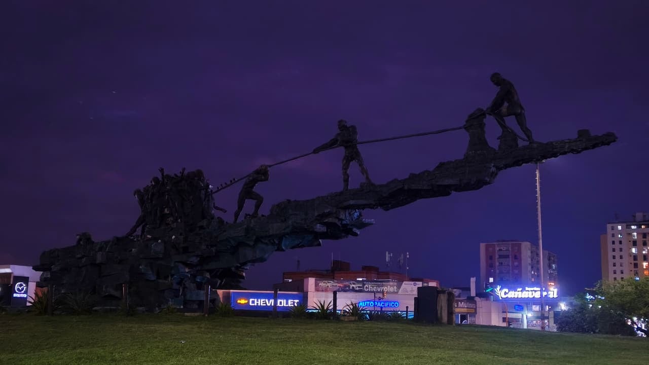 El Monumento a la Solidaridad, ubicado en la glorieta de la Avenida 3 Norte con Calle 34, presenta falta de iluminación y ausencia de agua, dos elementos que formaban parte integral de su diseño original.