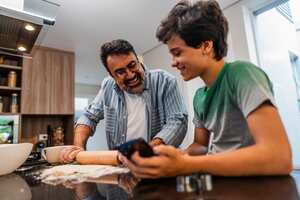 En este Día de la Madre, dejar que mamá descanse mientras disfruta de un desayuno preparado con amor puede ser el mejor regalo de todos. Estas cinco recetas fáciles son la manera perfecta de mostrarle cuánto la aprecias desde el primer bocado.