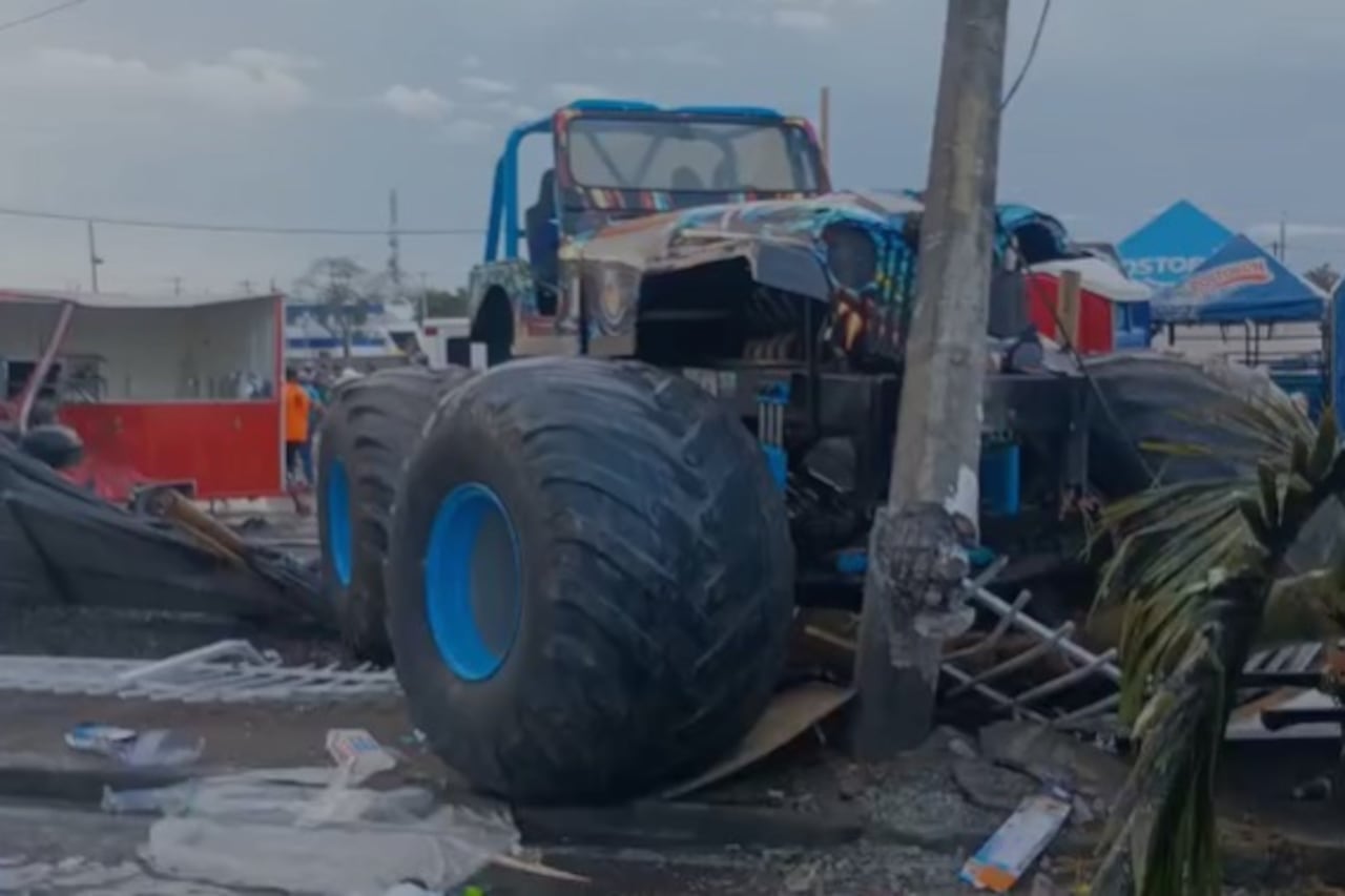 Decenas de heridos fueron trasladados a centros asistenciales como el Hospital San José y la Clínica La Estancia, luego del accidente que generó pánico entre los asistentes. El poste detuvo el pesado automotor.