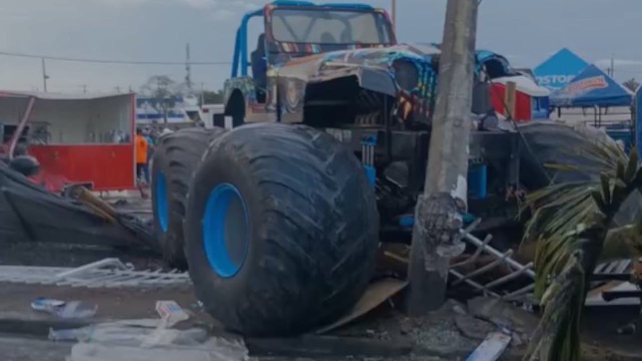 Decenas de heridos fueron trasladados a centros asistenciales como el Hospital San José y la Clínica La Estancia, luego del accidente que generó pánico entre los asistentes. El poste detuvo el pesado automotor.