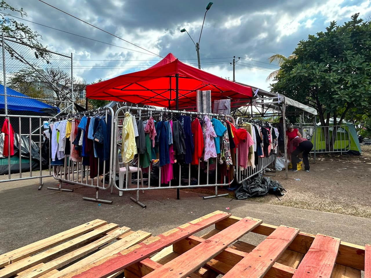 En Chiminangos hay un lugar en el que clasificaron la ropa en buena condición que donaron es clasificada.