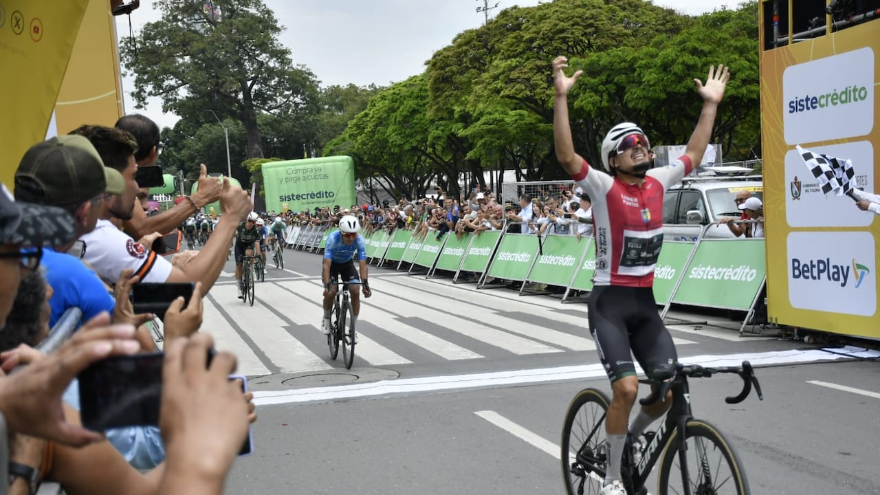 El ciclista risaraldense Kevin Castillo alzó los brazos en Cali tras imponerse en el embalaje final de la quinta etapa del Clásico RCN 2026.