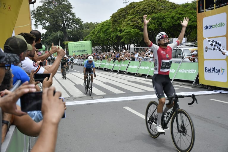 El ciclista risaraldense Kevin Castillo alzó los brazos en Cali tras imponerse en el embalaje final de la quinta etapa del Clásico RCN 2026.