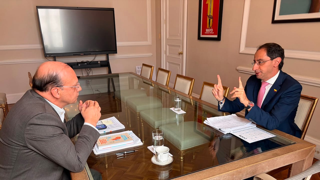 Vicepresidente electo, José Manuel Restrepo, y el ministro de Hacienda, Germán Ávila.