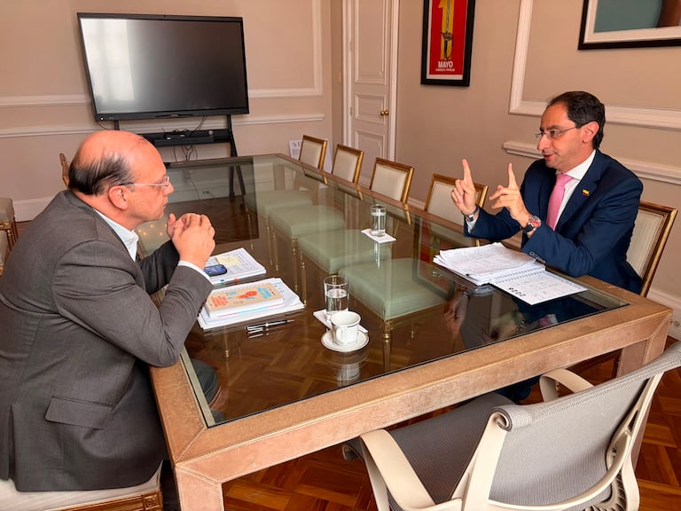 Vicepresidente electo, José Manuel Restrepo, y el ministro de Hacienda, Germán Ávila.