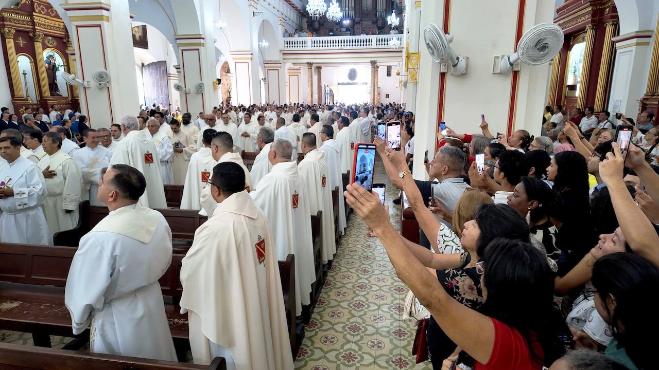 Semana Santa misa crismal en la catedral de San Pedro Cali con todos los sacerdotes de la ciudad. de