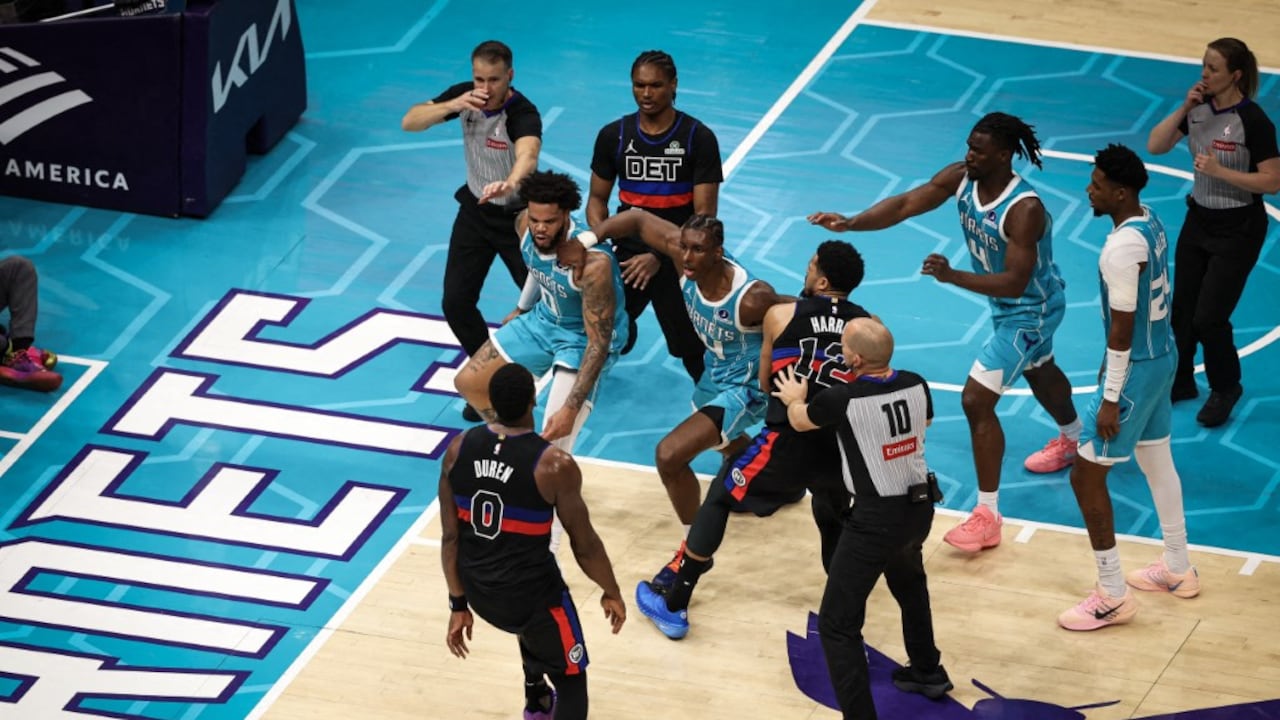 Moussa Diabate #14 y Miles Bridges #0 de los Charlotte Hornets pelean contra Jalen Duren #0 de los Detroit Pistons.