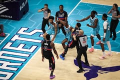 Moussa Diabate #14 y Miles Bridges #0 de los Charlotte Hornets pelean contra Jalen Duren #0 de los Detroit Pistons.