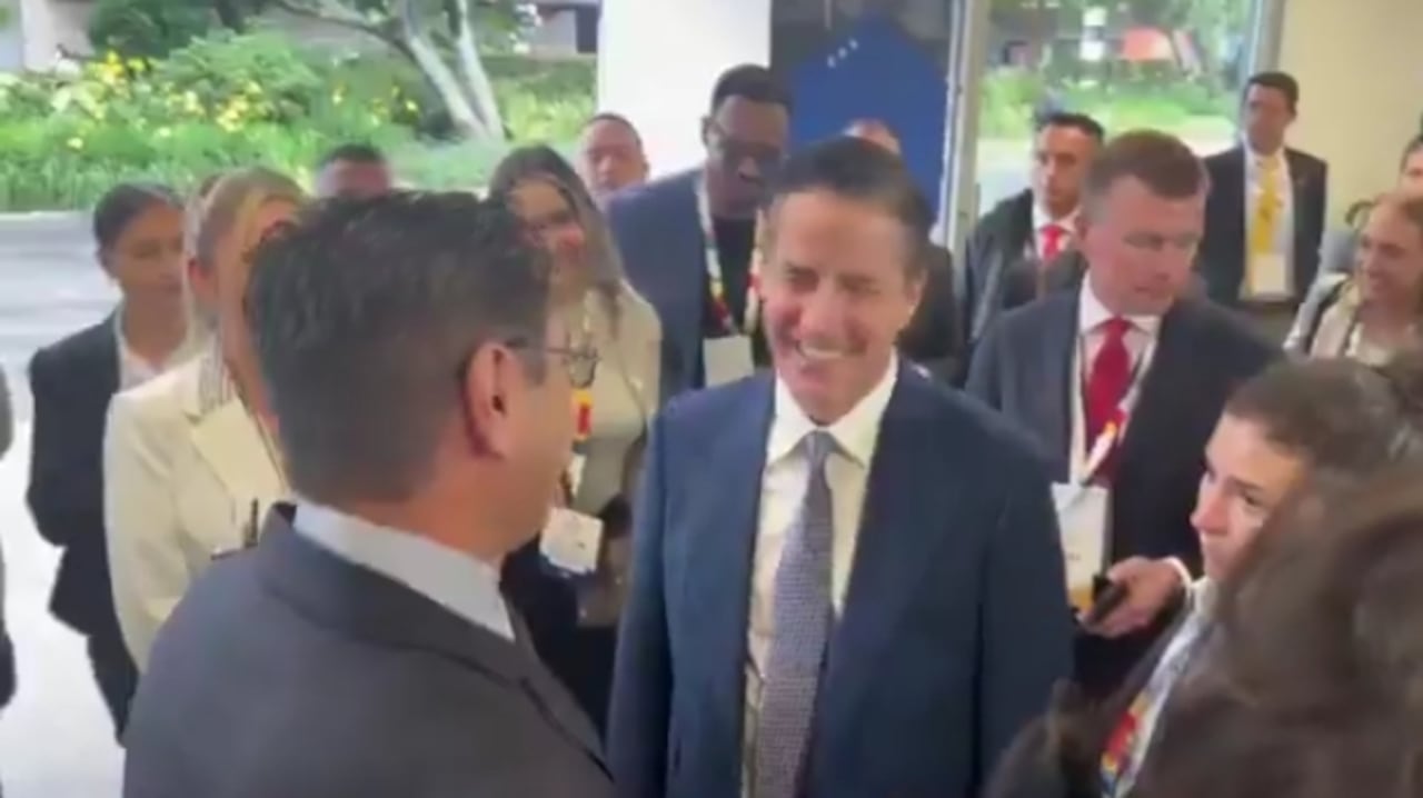 Una gran comitiva acompañó a Bernie Moreno a su llegada a Corferias.
