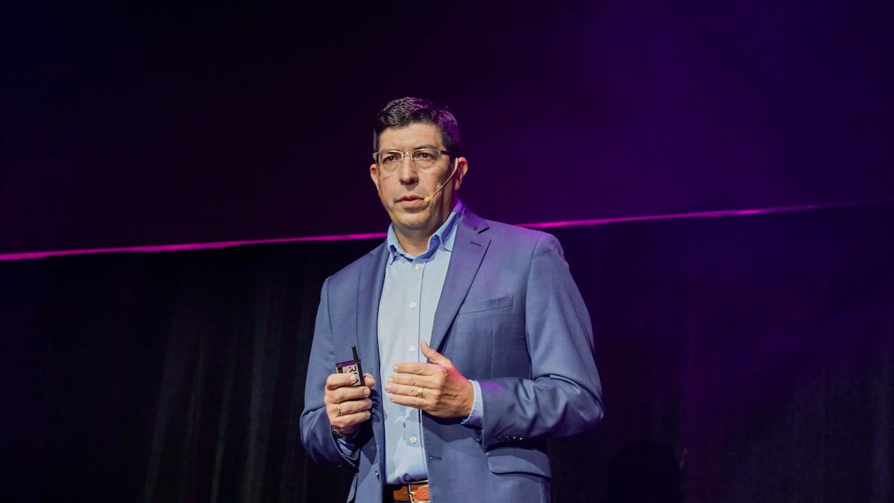 Para el líder de AWS, las organizaciones deben convertirse en compañías "IA First", donde la inteligencia artificial haga parte de la toma de decisiones desde el inicio. Foto: Especial para El País / Amazon Web Services.