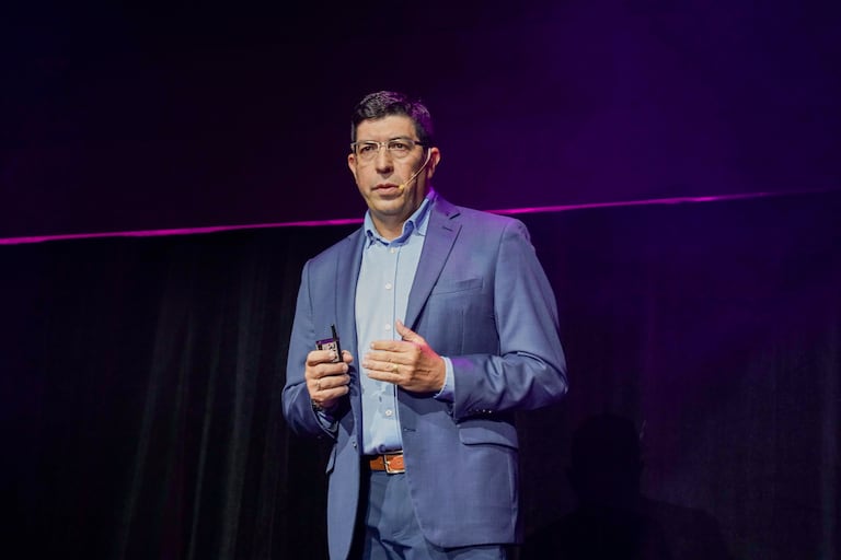 Para el líder de AWS, las organizaciones deben convertirse en compañías "IA First", donde la inteligencia artificial haga parte de la toma de decisiones desde el inicio. Foto: Especial para El País / Amazon Web Services.