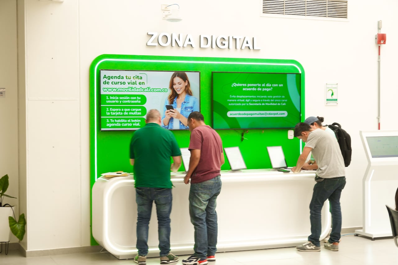 Ciudadanos interactúan con dispositivos habilitados en la Zona Digital para consultar los canales de la Secretaría de Movilidad.