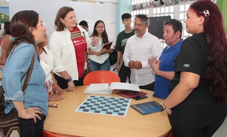 El programa Cali Beca está dirigido a estudiantes que se graduaron en el 2025 de algunas de las 92 Instituciones Educativas Oficiales de Cali.