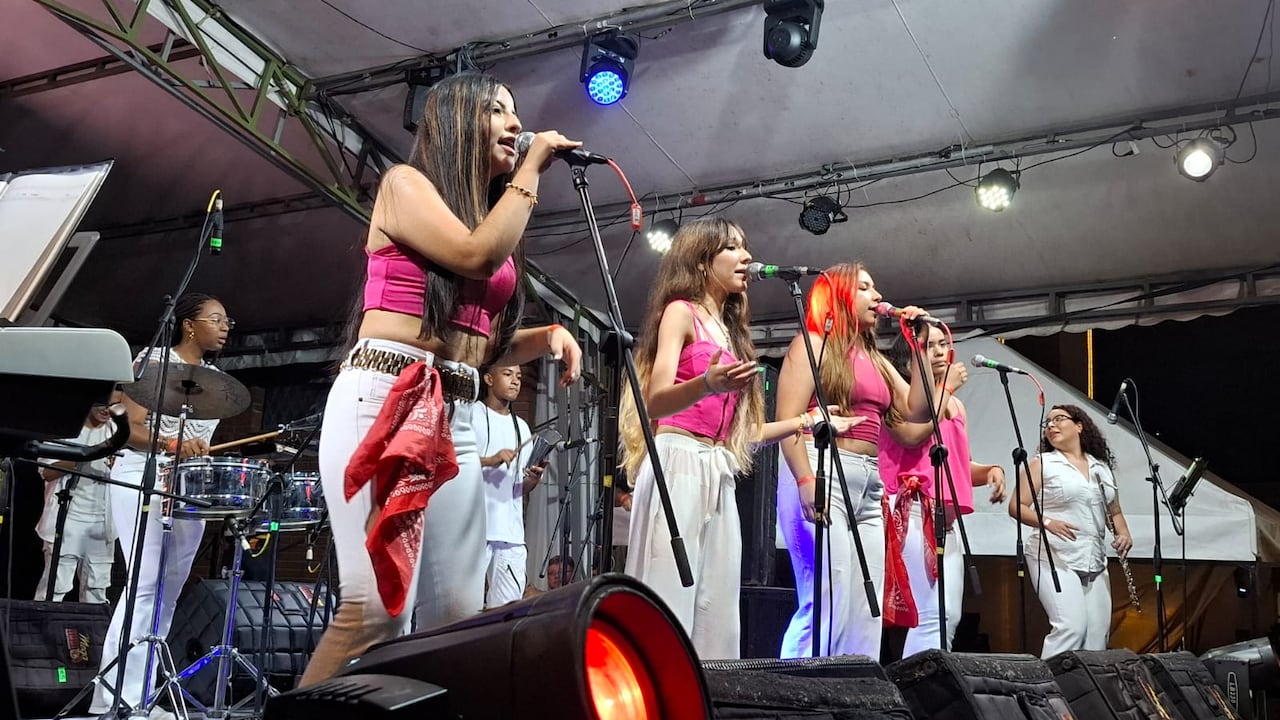 Ensamble, concentración y complicidad entre las integrantes durante el show.