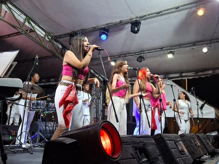 Ensamble, concentración y complicidad entre las integrantes durante el show.