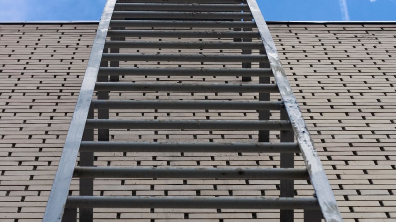 Hay quienes creen que caminar debajo de una escalera atrae la mala suerte.
Foto: 123 RF