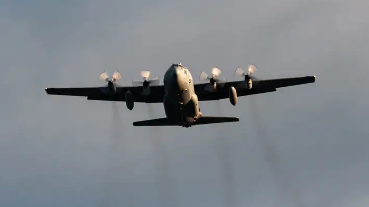 Los Hércules C-130 son uno de los modelos más usados en el mundo para el transporte de tropas y material militar, y tiene capacidad para unos cien pasajeros con sus armas y munición.