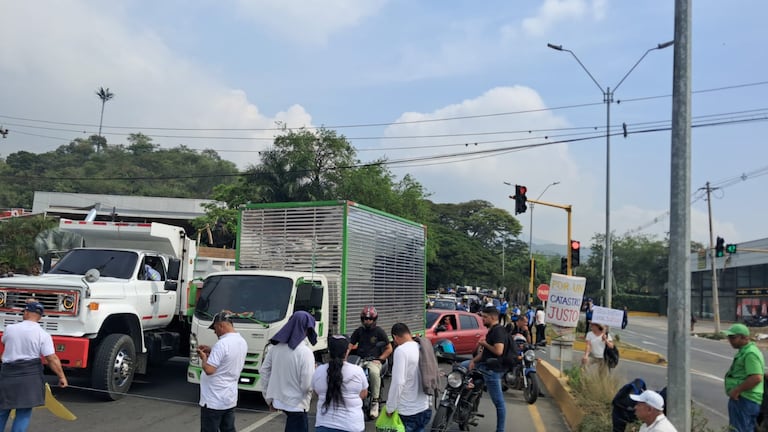 Bloqueada la vía Cali-Yumbo, a la altura del cruce a Dapa, por protestas relacionadas con el catastro
