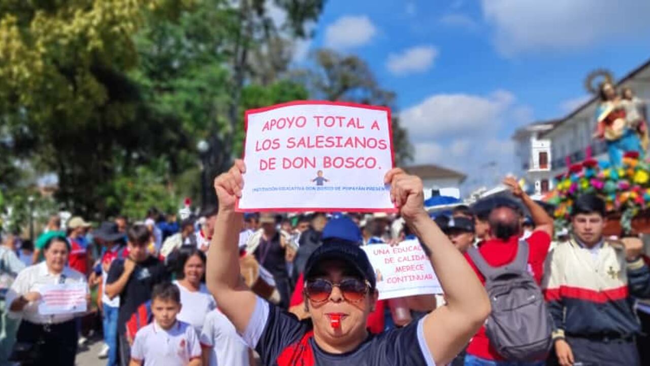 Padres, docentes y estudiantes salieron a las calles para exigir que las comunidades religiosas continúen administrando los colegios públicos que por décadas han formado generaciones con valores y excelencia académica.