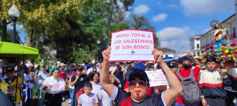 Padres, docentes y estudiantes salieron a las calles para exigir que las comunidades religiosas continúen administrando los colegios públicos que por décadas han formado generaciones con valores y excelencia académica.