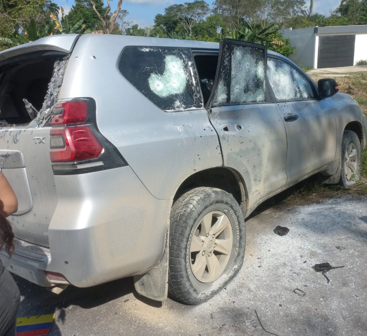 Así quedó una de las camionetas del esquema de protección del senador Jairo Alberto Castellanos, tras atentado en Arauca.