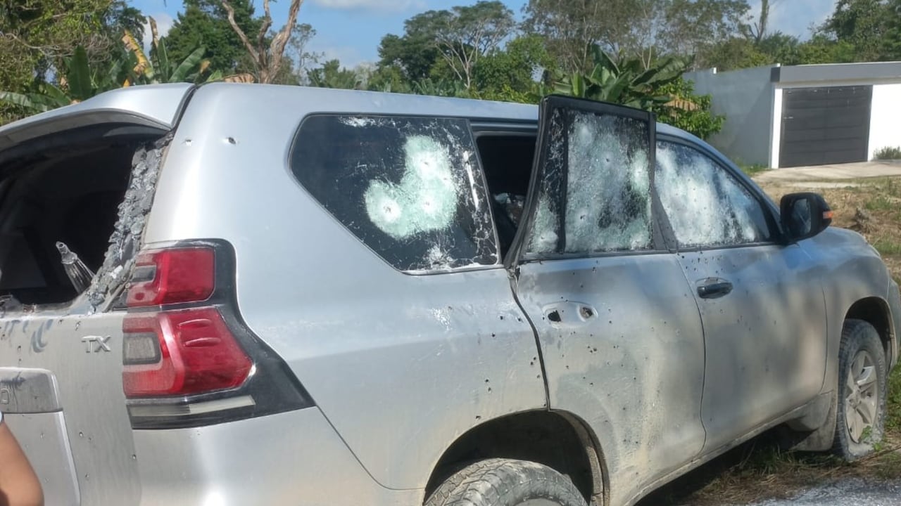 Así quedó una de las camionetas del esquema de protección del senador Jairo Alberto Castellanos, tras atentado en Arauca.