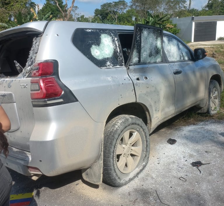 Así quedó una de las camionetas del esquema de protección del senador Jairo Alberto Castellanos, tras atentado en Arauca.